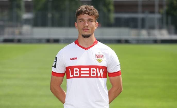 Stuttgart , Fototermin , Elton Krasniqi ; VfB Stuttgart II ;3.Liga Porträttermin 2024 2025