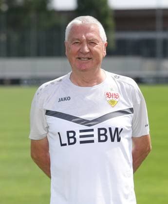 Stuttgart , Fototermin ,Betreuer Rolf Reile ; VfB Stuttgart II ;3.Liga Porträttermin 2024 2025