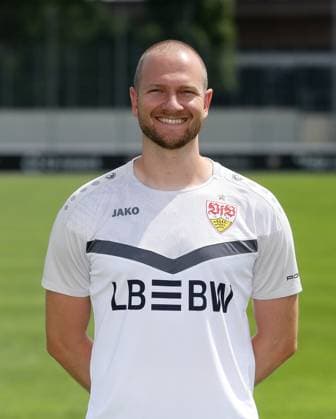 Stuttgart , Fototermin , Athletiktrainer Benedikt Kosak ; VfB Stuttgart II ;3.Liga Porträttermin 2024 2025