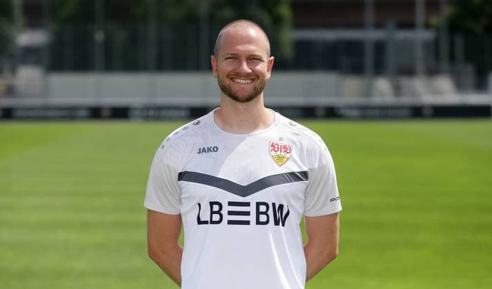 Stuttgart , Fototermin , Athletiktrainer Benedikt Kosak ; VfB Stuttgart II ;3.Liga Porträttermin 2024 2025