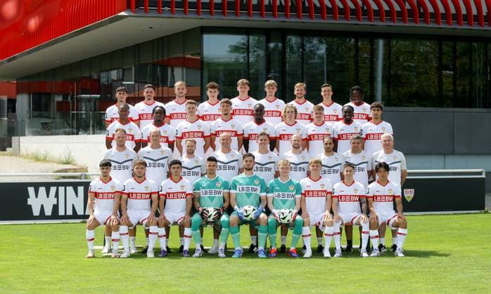 Stuttgart , VfB Stuttgart II ; 3.Liga, Porträttermin 2024 2025, Mannschaftsfoto, Oberste Reihe von links nach rechts: 15 Luan Simnica, 19 Jakov Suver, 6 Alexander Groiß, 4 Michael Glück, 25 David Tritschler, 20 Leon Reichardt, 29 Dominik Nothnagel, 13 Leonhard Münst, 44 Mohamed Sankoh. Zweite Reihe von links nach rechts: 27 Jarzinho Malanga, 17 Maurice Boakye, 22 Paulo Fritschi, 23 Elton Krasniqi, 2 Kaden Amaniampong, 36 Tino Kaufmann, 3 Frederik Schumann, 11 Benjamin Boakye, 10 Raul Paula. Dritte Reihe von links nach rechts: Cheftrainer Markus Fiedler, Co-Trainer Oliver Barth, Co-Trainer Analyse Mischa Leibfarth, Torwarttrainer Kai Rabe, Athletiktrainer Timm Zudrell, Athletiktrainer Benedikt Kosak, Physiotherapeut Amine Rahmoun, Zeugwart Jürgen Möhrle, Betreuer Rolf Reile. Vordere Reihe von links nach rechts: 14 Semih Kara, 18 Lukas Laupheimer, 39 Alexandre Azevedo, 28 Dominik Draband, 1 Dennis Seimen, 33 Finn Böhmker, 32 Tom Barth, 30 Nicolas Sessa, 42 Rinto Hanashiro