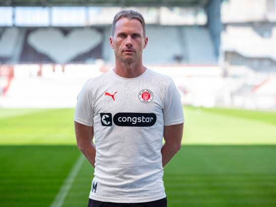 Physiotherapeut James Morgan (St.Pauli) 31.07.24, Hamburg, FC St.Pauli 1910, 1. Fussball Bundesliga, 1.Liga, DFL, Saison 2024 2025, und Portraittermin REGULATIONS PROHIBIT ANY USE OF PHOTOGRAPHS as IMAGE SEQUENCES and or QUASI-VIDEO. Â