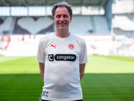 Mannschaftsarzt Dr. Volker Carrero (St.Pauli) 31.07.24, Hamburg, FC St.Pauli 1910, 1. Fussball Bundesliga, 1.Liga, DFL, Saison 2024 2025, und Portraittermin REGULATIONS PROHIBIT ANY USE OF PHOTOGRAPHS as IMAGE SEQUENCES and or QUASI-VIDEO. Â