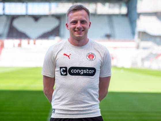 Physiotherapeut Marius Abraham (St.Pauli) 31.07.24, Hamburg, FC St.Pauli 1910, 1. Fussball Bundesliga, 1.Liga, DFL, Saison 2024 2025, und Portraittermin REGULATIONS PROHIBIT ANY USE OF PHOTOGRAPHS as IMAGE SEQUENCES and or QUASI-VIDEO. Â