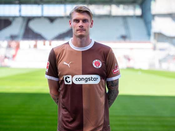 Eric Smith (St.Pauli) 31.07.24, Hamburg, FC St.Pauli 1910, 1. Fussball Bundesliga, 1.Liga, DFL, Saison 2024 2025, und Portraittermin REGULATIONS PROHIBIT ANY USE OF PHOTOGRAPHS as IMAGE SEQUENCES and or QUASI-VIDEO. Â
