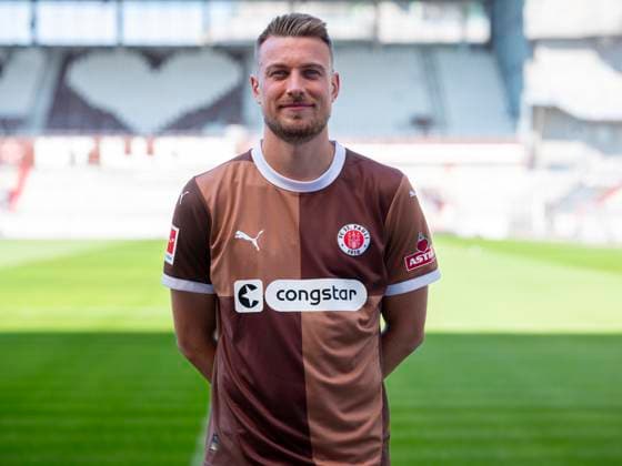 Hauke Wahl (St.Pauli) 31.07.24, Hamburg, FC St.Pauli 1910, 1. Fussball Bundesliga, 1.Liga, DFL, Saison 2024 2025, und Portraittermin REGULATIONS PROHIBIT ANY USE OF PHOTOGRAPHS as IMAGE SEQUENCES and or QUASI-VIDEO. Â
