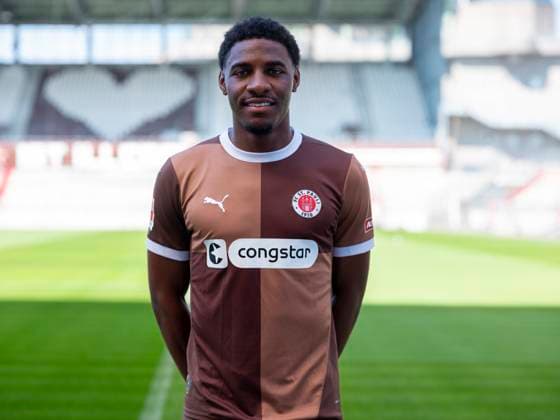 Oladapo Afolayan (St.Pauli) 31.07.24, Hamburg, FC St.Pauli 1910, 1. Fussball Bundesliga, 1.Liga, DFL, Saison 2024 2025, und Portraittermin REGULATIONS PROHIBIT ANY USE OF PHOTOGRAPHS as IMAGE SEQUENCES and or QUASI-VIDEO. Â