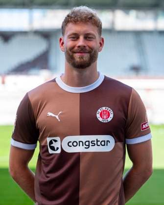 Carlo Boukhalfa (St.Pauli) 31.07.24, Hamburg, FC St.Pauli 1910, 1. Fussball Bundesliga, 1.Liga, DFL, Saison 2024 2025, und Portraittermin REGULATIONS PROHIBIT ANY USE OF PHOTOGRAPHS as IMAGE SEQUENCES and or QUASI-VIDEO. Â