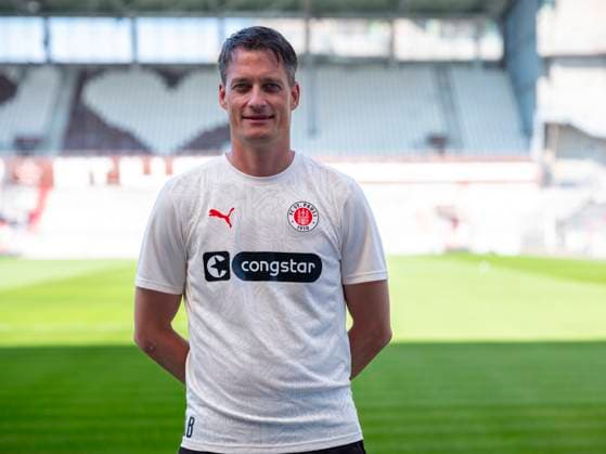 Trainer Alexander Blessin (St.Pauli) 31.07.24, Hamburg, FC St.Pauli 1910, 1. Fussball Bundesliga, 1.Liga, DFL, Saison 2024 2025, und Portraittermin REGULATIONS PROHIBIT ANY USE OF PHOTOGRAPHS as IMAGE SEQUENCES and or QUASI-VIDEO. Â