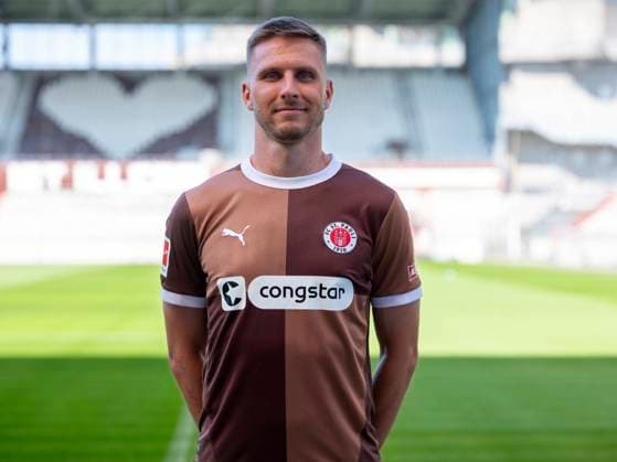 Karol Mets (St.Pauli) 31.07.24, Hamburg, FC St.Pauli 1910, 1. Fussball Bundesliga, 1.Liga, DFL, Saison 2024 2025, und Portraittermin REGULATIONS PROHIBIT ANY USE OF PHOTOGRAPHS as IMAGE SEQUENCES and or QUASI-VIDEO. Â