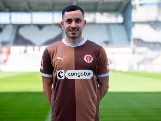 Manolis Saliakas (St.Pauli) 31.07.24, Hamburg, FC St.Pauli 1910, 1. Fussball Bundesliga, 1.Liga, DFL, Saison 2024 2025, und Portraittermin REGULATIONS PROHIBIT ANY USE OF PHOTOGRAPHS as IMAGE SEQUENCES and or QUASI-VIDEO. Â