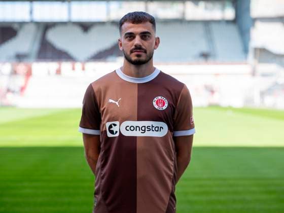 Danel Sinani (St.Pauli) 31.07.24, Hamburg, FC St.Pauli 1910, 1. Fussball Bundesliga, 1.Liga, DFL, Saison 2024 2025, und Portraittermin REGULATIONS PROHIBIT ANY USE OF PHOTOGRAPHS as IMAGE SEQUENCES and or QUASI-VIDEO. Â
