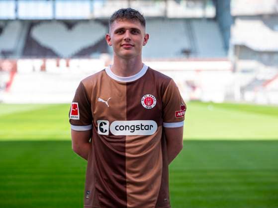 Fin Stevens (St.Pauli) 31.07.24, Hamburg, FC St.Pauli 1910, 1. Fussball Bundesliga, 1.Liga, DFL, Saison 2024 2025, und Portraittermin REGULATIONS PROHIBIT ANY USE OF PHOTOGRAPHS as IMAGE SEQUENCES and or QUASI-VIDEO. Â