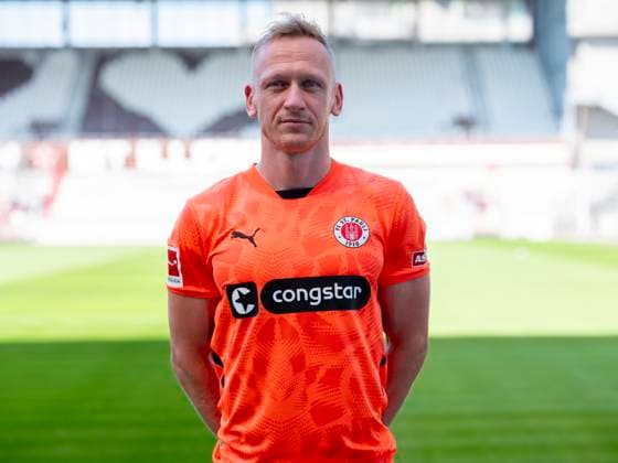 TW Sascha Burchert (St.Pauli) 31.07.24, Hamburg, FC St.Pauli 1910, 1. Fussball Bundesliga, 1.Liga, DFL, Saison 2024 2025, und Portraittermin REGULATIONS PROHIBIT ANY USE OF PHOTOGRAPHS as IMAGE SEQUENCES and or QUASI-VIDEO. Â