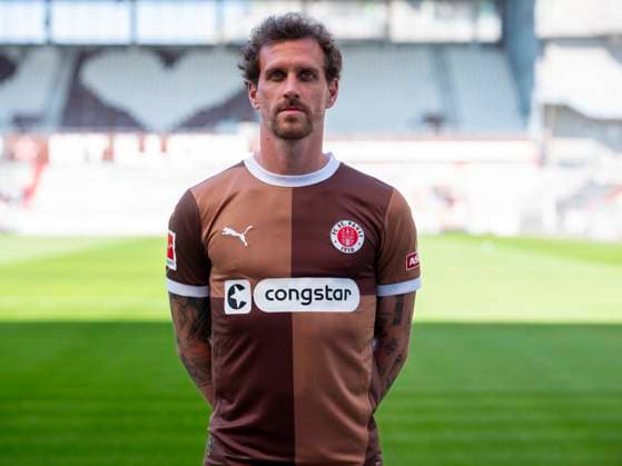 Simon Zoller (St.Pauli) 31.07.24, Hamburg, FC St.Pauli 1910, 1. Fussball Bundesliga, 1.Liga, DFL, Saison 2024 2025, und Portraittermin REGULATIONS PROHIBIT ANY USE OF PHOTOGRAPHS as IMAGE SEQUENCES and or QUASI-VIDEO. Â