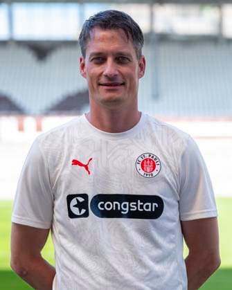 Trainer Alexander Blessin (St.Pauli) 31.07.24, Hamburg, FC St.Pauli 1910, 1. Fussball Bundesliga, 1.Liga, DFL, Saison 2024 2025, und Portraittermin REGULATIONS PROHIBIT ANY USE OF PHOTOGRAPHS as IMAGE SEQUENCES and or QUASI-VIDEO. Â *** Coach Alexander Blessin St Pauli 31 07 24, Hamburg, FC St Pauli 1910, 1 Fussball Bundesliga, 1 Liga, DFL, Saison 2024 2025, und Portraittermin REGULATIONS PROHIBIT ANY USE OF PHOTOGRAPHS as IMAGE SEQUENCES and or QUASI VIDEO Â