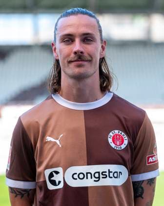 Jackson Irvine (St.Pauli) 31.07.24, Hamburg, FC St.Pauli 1910, 1. Fussball Bundesliga, 1.Liga, DFL, Saison 2024 2025, und Portraittermin REGULATIONS PROHIBIT ANY USE OF PHOTOGRAPHS as IMAGE SEQUENCES and or QUASI-VIDEO. Â