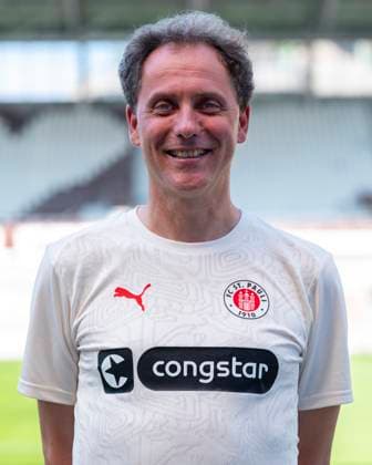 Mannschaftsarzt Dr. Volker Carrero (St.Pauli) 31.07.24, Hamburg, FC St.Pauli 1910, 1. Fussball Bundesliga, 1.Liga, DFL, Saison 2024 2025, und Portraittermin REGULATIONS PROHIBIT ANY USE OF PHOTOGRAPHS as IMAGE SEQUENCES and or QUASI-VIDEO. Â