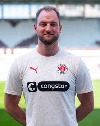 Physiotherapeut Jan Altmeyer (St.Pauli) 31.07.24, Hamburg, FC St.Pauli 1910, 1. Fussball Bundesliga, 1.Liga, DFL, Saison 2024 2025, und Portraittermin REGULATIONS PROHIBIT ANY USE OF PHOTOGRAPHS as IMAGE SEQUENCES and or QUASI-VIDEO. Â