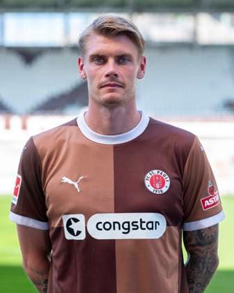 Eric Smith (St.Pauli) 31.07.24, Hamburg, FC St.Pauli 1910, 1. Fussball Bundesliga, 1.Liga, DFL, Saison 2024 2025, und Portraittermin REGULATIONS PROHIBIT ANY USE OF PHOTOGRAPHS as IMAGE SEQUENCES and or QUASI-VIDEO. Â