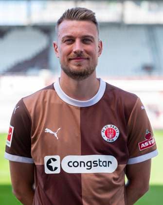 Hauke Wahl (St.Pauli) 31.07.24, Hamburg, FC St.Pauli 1910, 1. Fussball Bundesliga, 1.Liga, DFL, Saison 2024 2025, und Portraittermin REGULATIONS PROHIBIT ANY USE OF PHOTOGRAPHS as IMAGE SEQUENCES and or QUASI-VIDEO. Â