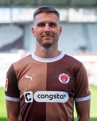Karol Mets (St.Pauli) 31.07.24, Hamburg, FC St.Pauli 1910, 1. Fussball Bundesliga, 1.Liga, DFL, Saison 2024 2025, und Portraittermin REGULATIONS PROHIBIT ANY USE OF PHOTOGRAPHS as IMAGE SEQUENCES and or QUASI-VIDEO. Â