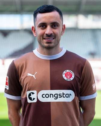 Manolis Saliakas (St.Pauli) 31.07.24, Hamburg, FC St.Pauli 1910, 1. Fussball Bundesliga, 1.Liga, DFL, Saison 2024 2025, und Portraittermin REGULATIONS PROHIBIT ANY USE OF PHOTOGRAPHS as IMAGE SEQUENCES and or QUASI-VIDEO. Â