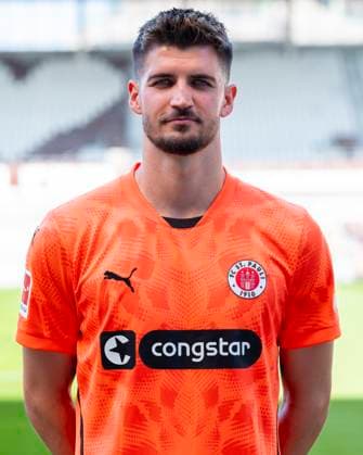 TW Nikola Vasilj (St.Pauli) 31.07.24, Hamburg, FC St.Pauli 1910, 1. Fussball Bundesliga, 1.Liga, DFL, Saison 2024 2025, und Portraittermin REGULATIONS PROHIBIT ANY USE OF PHOTOGRAPHS as IMAGE SEQUENCES and or QUASI-VIDEO. Â