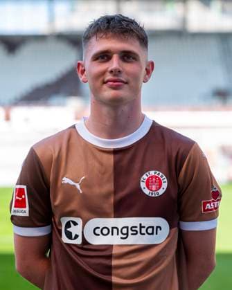 Fin Stevens (St.Pauli) 31.07.24, Hamburg, FC St.Pauli 1910, 1. Fussball Bundesliga, 1.Liga, DFL, Saison 2024 2025, und Portraittermin REGULATIONS PROHIBIT ANY USE OF PHOTOGRAPHS as IMAGE SEQUENCES and or QUASI-VIDEO. Â