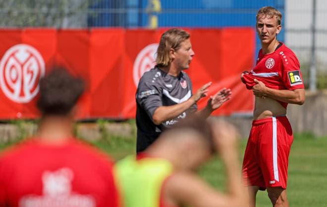 Fussball - 1. Bundesliga - Trainingslager - 1. FSV Mainz 05 - 01.08.24, Trainer Bo Henriksen, Nelson Weiper, - *** Soccer 1 Bundesliga training camp 1 FSV Mainz 05 01 08 24, coach Bo Henriksen, Nelson Weiper,