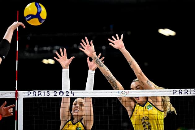 Roberta Ratzke and Thaisa Menezes of Brazil during the womens volleyball match between Brazil and Japan at the Olympic Games, Olympische Spiele, Olympia, OS Paris 2024 at South Paris Arena in Paris, France. (Richard Callis SPP) Copyright: xRichardxCallis SPPx spp-en-RiCa-RM4_richiecallis_0108-1227