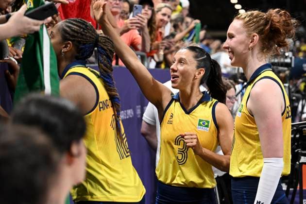 Macris Carneiro of Brazil with fans after winning the womens volleyball match between Brazil and Japan at the Olympic Games, Olympische Spiele, Olympia, OS Paris 2024 at South Paris Arena in Paris, France. (Richard Callis SPP) Copyright: xRichardxCallis SPPx spp-en-RiCa-RM4_richiecallis_0108-2680