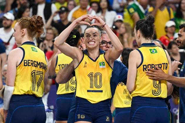 Gabriela Guimaraes, Gabi, of Brazil celebrates with heart after winning the womens volleyball match between Brazil and Japan at the Olympic Games, Olympische Spiele, Olympia, OS Paris 2024 at South Paris Arena in Paris, France. (Richard Callis SPP) Copyright: xRichardxCallis SPPx spp-en-RiCa-RM4_richiecallis_0108-1208