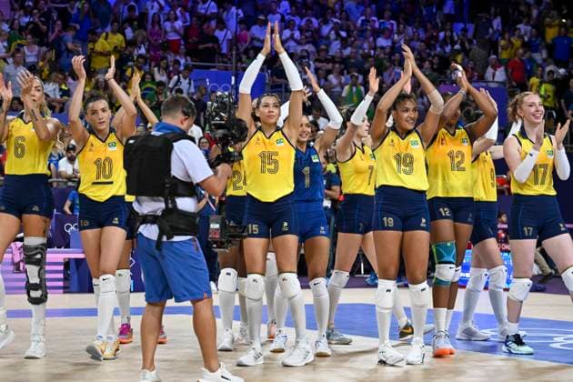 Brazilian team thank fans during the womens volleyball match between Brazil and Japan at the Olympic Games, Olympische Spiele, Olympia, OS Paris 2024 at South Paris Arena in Paris, France. (Richard Callis SPP) Copyright: xRichardxCallis SPPx spp-en-RiCa-RM4_richiecallis_0108-9908