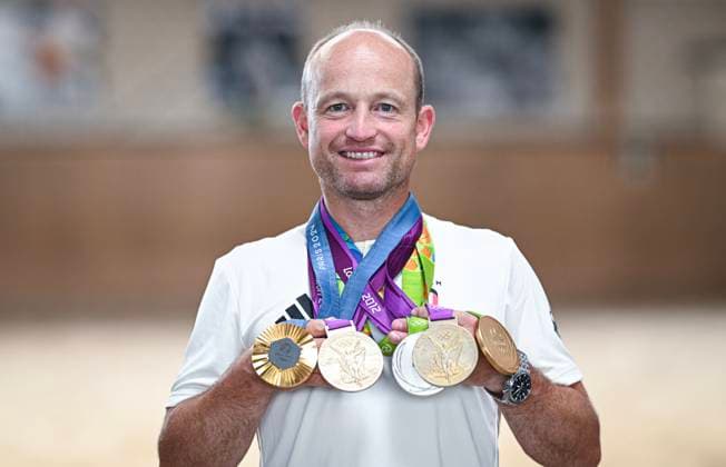 Sport Themen der Woche KW31 Sport Bilder des Tages Olympische Sommerspiele in Paris 2024 Reiten Vielseitigkeit 01.08.2024 Fotoshooting mit dem vierfachen Olympiasieger Michael Jung (Deutschland) mit seiner Goldmedaille im Einzel von Paris 2024, sowie die beiden Medaillen, Einzel Gold und Mannschaft Silber von Rio 2016 und den beiden Goldmedaillen der Olympischen Spiele von London 2012 auf seinem Reiterhof in Horb-Altheim (Kreis Freudenstadt) *** Summer Olympics in Paris 2024 Equestrian Eventing 01 08 2024 Photo shoot with four-time Olympic champion Michael Jung Germany with his individual gold medal from Paris 2024, as well as the two medals, individual gold and team silver from Rio 2016 and the two gold medals from the London 2012 Olympic Games at his riding stables in Horb Altheim, Freudenstadt district