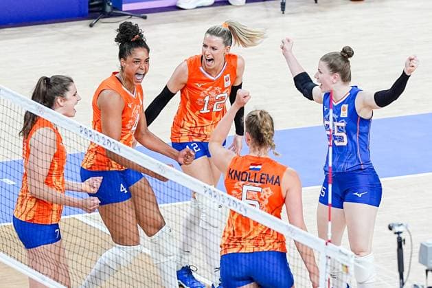 2024-08-01 Volleybal - Olympic Games, Olympische Spiele, Olympia, OS Paris 2024 - Day 6 PARIS, FRANCE - AUGUST 1: Juliet Lohuis of the Netherlands, Celeste Plak of the Netherlands, Britt Bongaerts of the Netherlands, Jolien Knollema of the Netherlands, Florien Reesink of the Netherlands cheering during the Volleybal - Olympic Games Paris 2024 match between Italy and Netherlands on Day 6 at Paris Arena on August 1, 2024 in Paris, France. (Photo by Andre Weening BSR Agency) Paris France Content not available for redistribution in The Netherlands directly or indirectly through any third parties. Copyright: xBSRxAgencyx