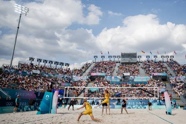 240801 David Ahman and Jonatan Hellvig of Sweden compete in the men s preliminary round Beach volleyball, Beachvolleyball match between Sweden and Italy during day 6 of the Paris 2024 Olympic Games, Olympische Spiele, Olympia, OS on August 1, 2024 in Paris. Photo: Johanna Säll BILDBYRAN kod JL JL0413 beachvolleyboll, beach volleyball, sandvolleyball,olympic games, Copyright: JOHANNAxSÄLL BB240801ZH081