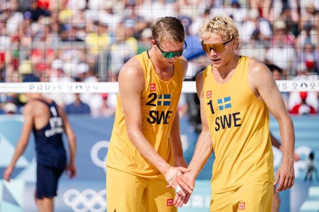 240801 David Ahman and Jonatan Hellvig of Sweden compete in the men s preliminary round Beach volleyball, Beachvolleyball match between Sweden and Italy during day 6 of the Paris 2024 Olympic Games, Olympische Spiele, Olympia, OS on August 1, 2024 in Paris. Photo: Johanna Säll BILDBYRAN kod JL JL0413 beachvolleyboll beach volleyball sandvolleyball olympic games olympics os ol olympiska spel olympiske leker paris 2024 paris-os paris-ol 6 bbeng sverige sweden italy italien depp Copyright: JOHANNAxSÄLL BB240801ZH087