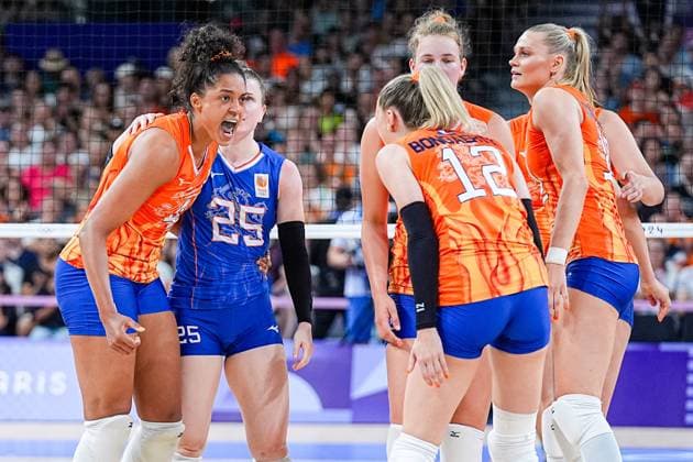 2024-08-01 Volleybal - Olympic Games, Olympische Spiele, Olympia, OS Paris 2024 - Day 6 PARIS, FRANCE - AUGUST 1: Celeste Plak of the Netherlands, Jolien Knollema of the Netherlands, Britt Bongaerts of the Netherlands, Nika Daalderop of the Netherlands celebrating during the Volleybal - Olympic Games Paris 2024 match between Italy and Netherlands on Day 6 at Paris Arena on August 1, 2024 in Paris, France. (Photo by Andre Weening BSR Agency) Paris France Content not available for redistribution in The Netherlands directly or indirectly through any third parties. Copyright: xBSRxAgencyx