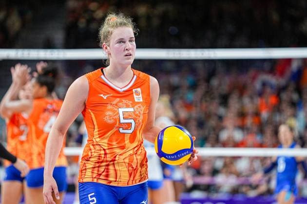 2024-08-01 Volleybal - Olympic Games, Olympische Spiele, Olympia, OS Paris 2024 - Day 6 PARIS, FRANCE - AUGUST 1: Jolien Knollema of the Netherlands holds the ball during the Volleybal - Olympic Games Paris 2024 match between Italy and Netherlands on Day 6 at Paris Arena on August 1, 2024 in Paris, France. (Photo by Andre Weening BSR Agency) Paris France Content not available for redistribution in The Netherlands directly or indirectly through any third parties. Copyright: xBSRxAgencyx