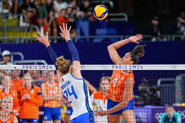 2024-08-01 Volleybal - Olympic Games, Olympische Spiele, Olympia, OS Paris 2024 - Day 6 PARIS, FRANCE - AUGUST 1: Ekaterina Antropova of Italy, Celeste Plak of the Netherlands hits the ball during the Volleybal - Olympic Games Paris 2024 match between Italy and Netherlands on Day 6 at Paris Arena on August 1, 2024 in Paris, France. (Photo by Andre Weening BSR Agency) Paris France Content not available for redistribution in The Netherlands directly or indirectly through any third parties. Copyright: xBSRxAgencyx