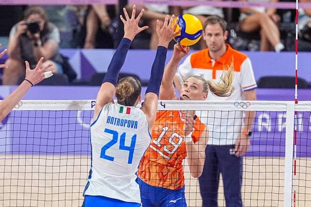 2024-08-01 Volleybal - Olympic Games, Olympische Spiele, Olympia, OS Paris 2024 - Day 6 PARIS, FRANCE - AUGUST 1: Nika Daalderop of the Netherlands throws the ball, Ekaterina Antropova of Italy deflecting during the Volleybal - Olympic Games Paris 2024 match between Italy and Netherlands on Day 6 at Paris Arena on August 1, 2024 in Paris, France. (Photo by Andre Weening BSR Agency) Paris France Content not available for redistribution in The Netherlands directly or indirectly through any third parties. Copyright: xBSRxAgencyx