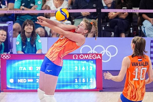 2024-08-01 Volleybal - Olympic Games, Olympische Spiele, Olympia, OS Paris 2024 - Day 6 PARIS, FRANCE - AUGUST 1: Jolien Knollema of the Netherlands hits the ball during the Volleybal - Olympic Games Paris 2024 match between Italy and Netherlands on Day 6 at Paris Arena on August 1, 2024 in Paris, France. (Photo by Andre Weening BSR Agency) Paris France Content not available for redistribution in The Netherlands directly or indirectly through any third parties. Copyright: xBSRxAgencyx