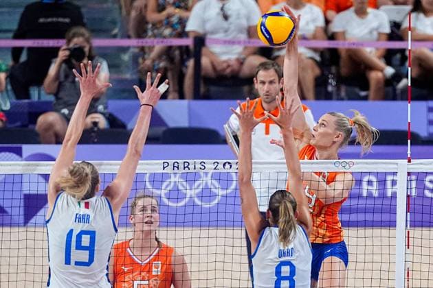2024-08-01 Volleybal - Olympic Games, Olympische Spiele, Olympia, OS Paris 2024 - Day 6 PARIS, FRANCE - AUGUST 1: Nika Daalderop of the Netherlands hits the ball, Jolien Knollema of the Netherlands, Sarah Luisa Fahr of Italy, Alessia Orro of Italy during the Volleybal - Olympic Games Paris 2024 match between Italy and Netherlands on Day 6 at Paris Arena on August 1, 2024 in Paris, France. (Photo by Andre Weening BSR Agency) Paris France Content not available for redistribution in The Netherlands directly or indirectly through any third parties. Copyright: xBSRxAgencyx