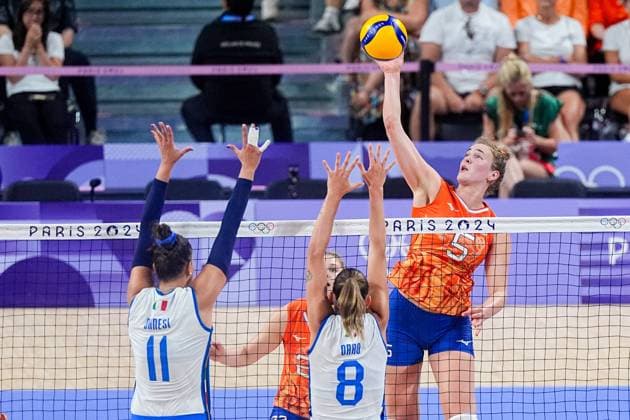 2024-08-01 Volleybal - Olympic Games, Olympische Spiele, Olympia, OS Paris 2024 - Day 6 PARIS, FRANCE - AUGUST 1: Jolien Knollema of the Netherlands hits the ball, Anna Danesi of Italy of Italy and Alessia Orro of Italy deflecting during the Volleybal - Olympic Games Paris 2024 match between Italy and Netherlands on Day 6 at Paris Arena on August 1, 2024 in Paris, France. (Photo by Andre Weening BSR Agency) Paris France Content not available for redistribution in The Netherlands directly or indirectly through any third parties. Copyright: xBSRxAgencyx