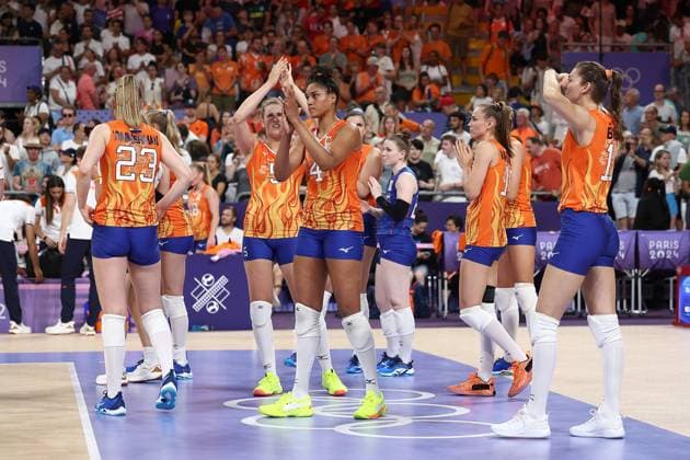 PARIS,01-08-2024, Paris 2024 Olympic Games, Olympische Spiele, Olympia, OS Paris South Arena, Volleyball women, Italy - Netherlands, The Dutch volleyball players thank the public for their support after the lost match against Italy France: Olympic Games - Volleyball women Italy - Netherlands (Paris 2024)  x25906956x Copyright:
