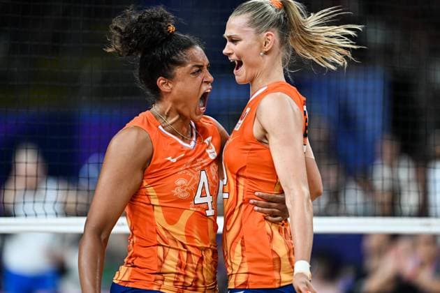 Sport Themen der Woche KW31 Sport Bilder des Tages (240801) -- PARIS, Aug. 1, 2024 -- Celeste Plak (L) and Nika Daalderop of the Netherlands celebrate scoring during the women s volleyball preliminary round pool C match between Italy and the Netherlands at the Paris 2024 Olympic Games, Olympische Spiele, Olympia, OS in Paris, France, July 30, 2024. ) (PARIS2024) FRANCE-PARIS-OLY-VOLLEYBALL LiuxDawei 