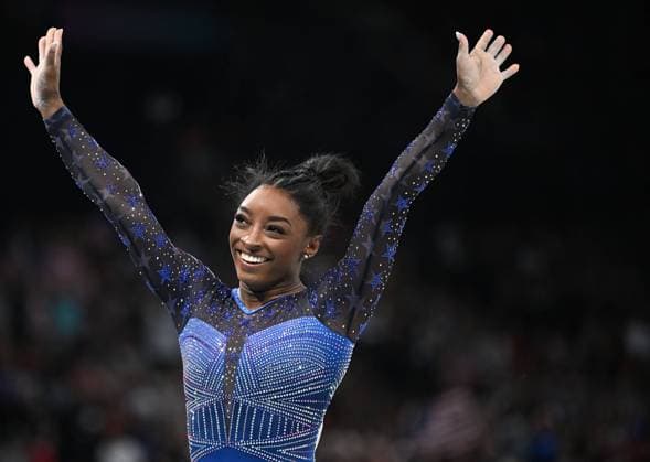 Sport Bilder des Tages (240801) -- PARIS, Aug. 1, 2024 -- Simone Biles of the United States greets the spectators after the balance beam of Women s All-around Final of artistic gymnastics at the Paris 2024 Olympic Games, Olympische Spiele, Olympia, OS in Paris, France, Aug. 1, 2024. ) (PARIS2024)FRANCE-PARIS-OLY-ARTISTIC GYMNASTICS ChengxMin 