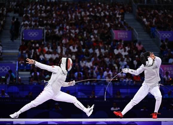 (240801) -- PARIS, Aug. 1, 2024 -- Guo Jessica Zi Jia (L) of Canada competes against Ueno Yuka of Japan during the women s foil team bronze medal match of fencing between Canada and Japan at the Paris 2024 Olympic Games, Olympische Spiele, Olympia, OS in Paris, France, Aug. 1, 2024. ) (PARIS2024) FRANCE-PARIS-OLY-FENCING ZhangxHongxiang 