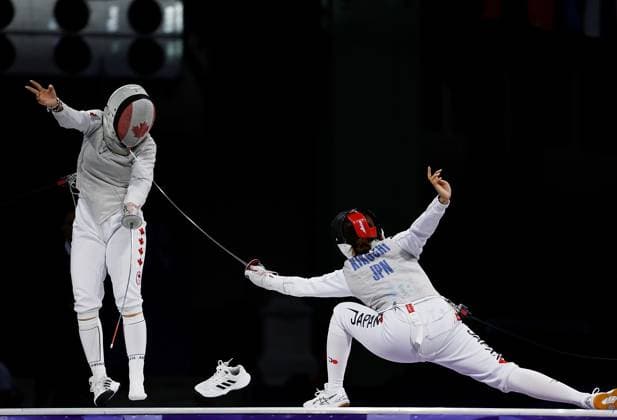 Sport Bilder des Tages (240801) -- PARIS, Aug. 1, 2024 -- One shoe of Guo Jessica Zi Jia (L) of Canada comes off as she competes against Kikuchi Komaki of Japan during the women s foil team bronze medal match of fencing between Canada and Japan at the Paris 2024 Olympic Games, Olympische Spiele, Olympia, OS in Paris, France, Aug. 1, 2024. ) (PARIS2024) FRANCE-PARIS-OLY-FENCING FeixMaohua 